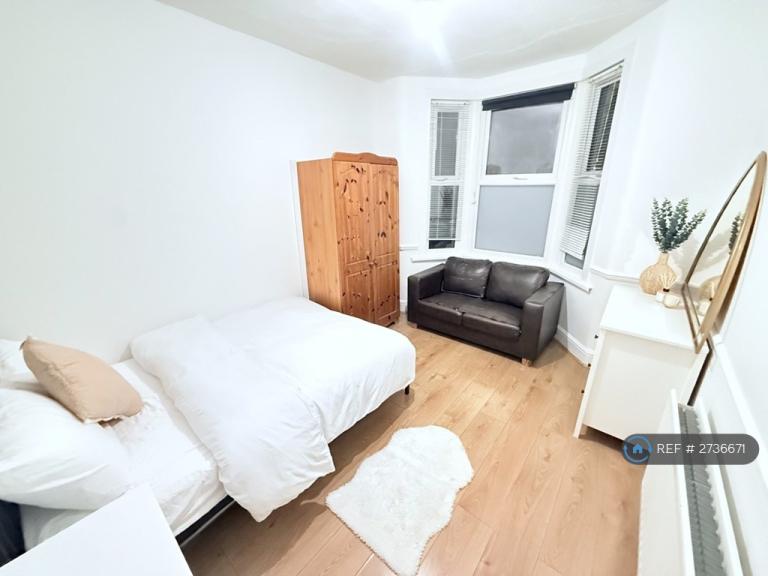 1 bedroom in Leyton, London, E10 (#2736671)