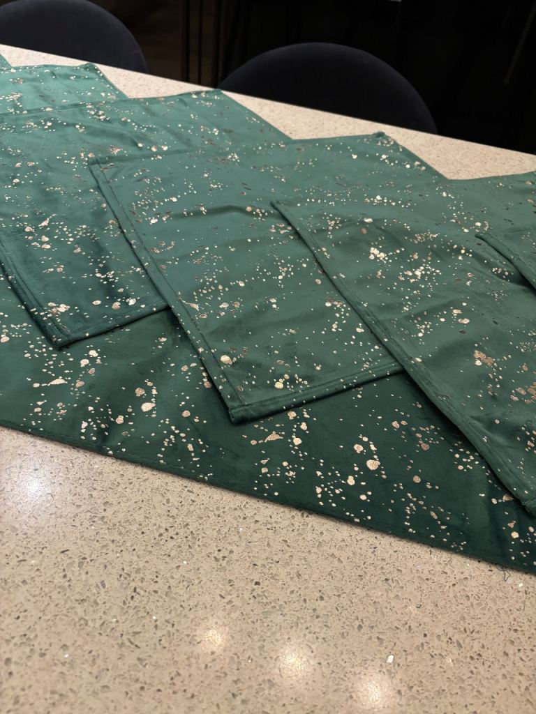 Table runner and 8 mats
