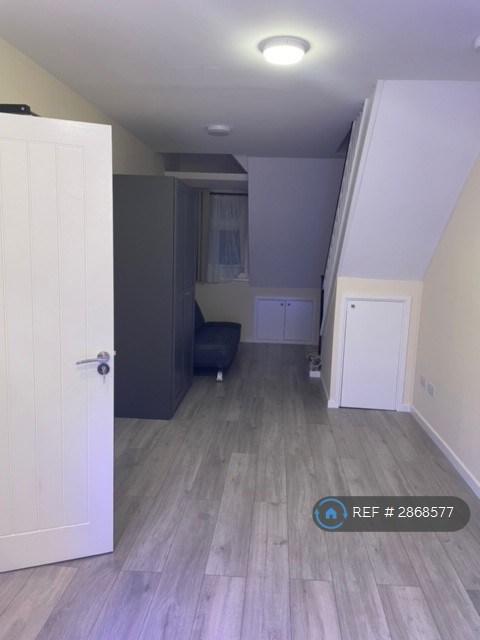 Studio flat in Manor Drive, Wembley, HA9 (#2868577)