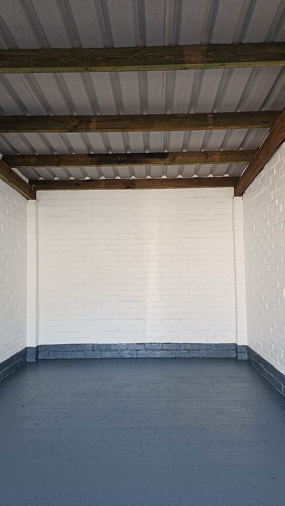Garage with secure lockable private driveway 