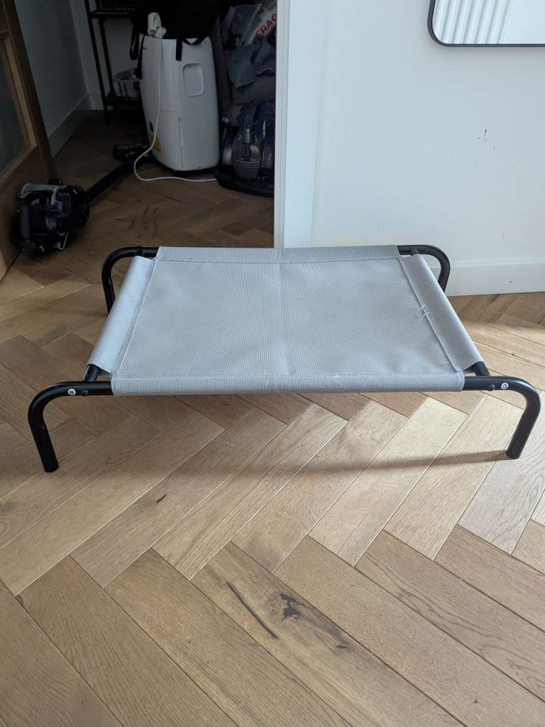 Bed for small dogs (outdoor and indoor)