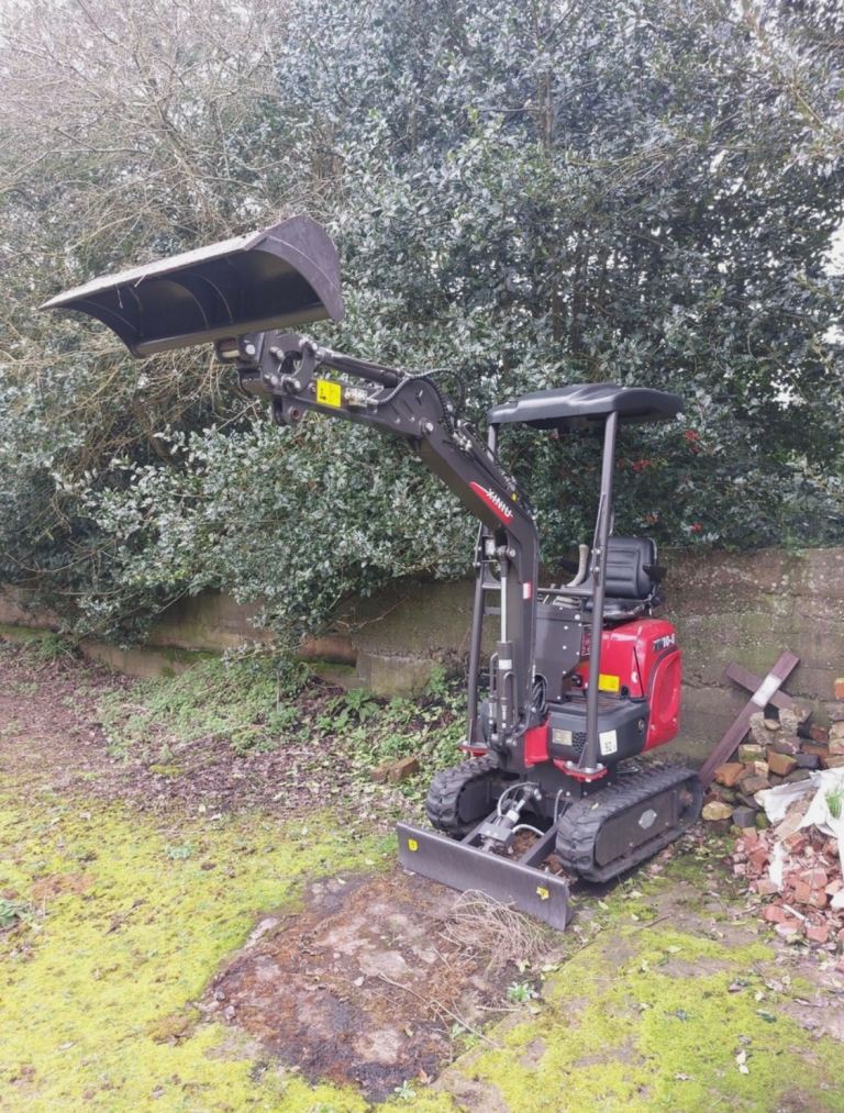 Mini digger - with full array of scoops and buckets and quick hitch