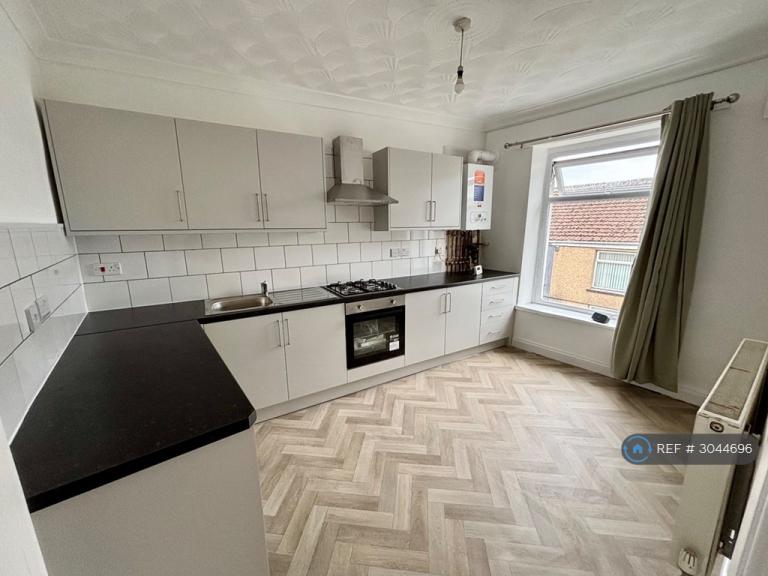 2 bedroom flat in Market St, Tredegar, NP22 (2 bed) (#3044696)