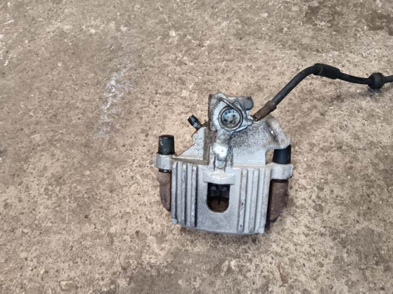 Mini R50/R52 passenger side rear caliper and hanger . Very good working condition 