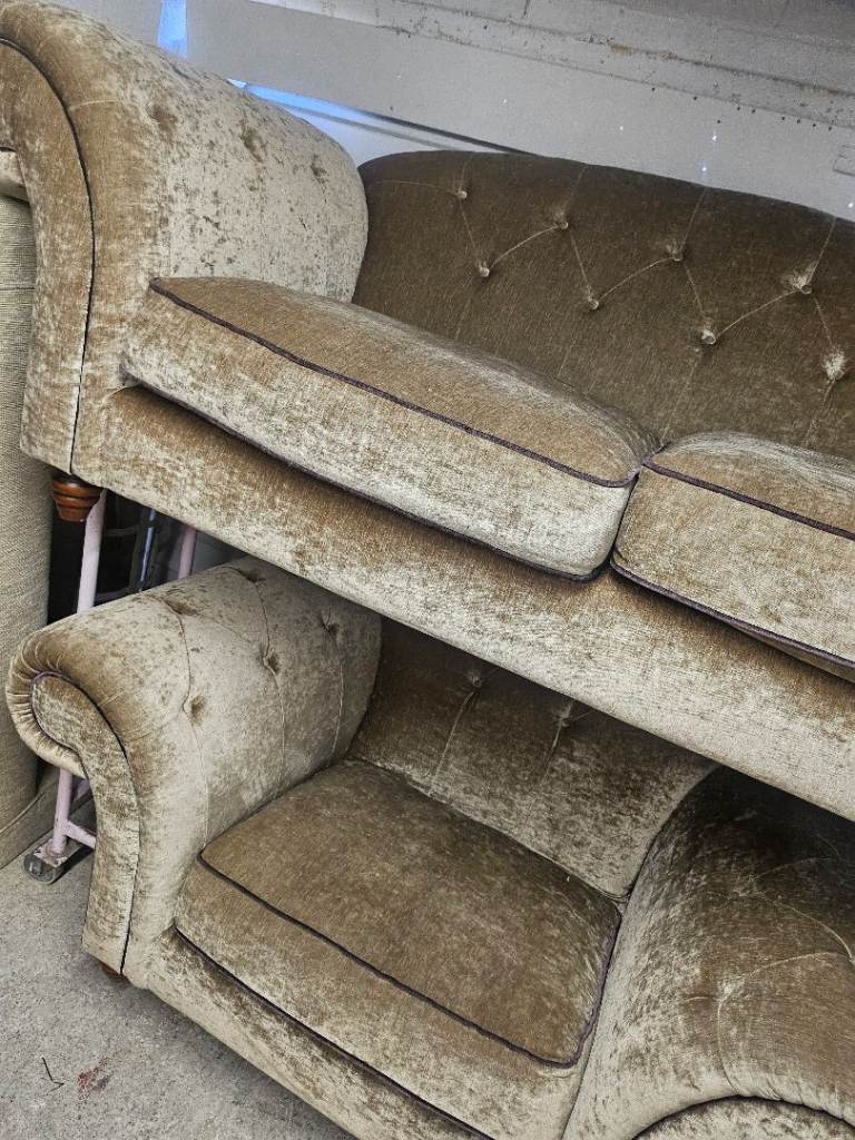Exdisplay Chesterfield velvet sofa chair 200