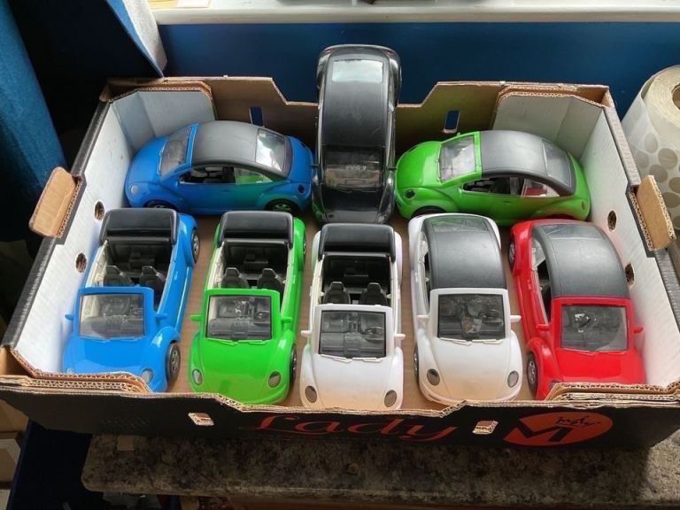 Box of 8 1/18 Scale Plastic Models of Volkswagen Beetle Cars