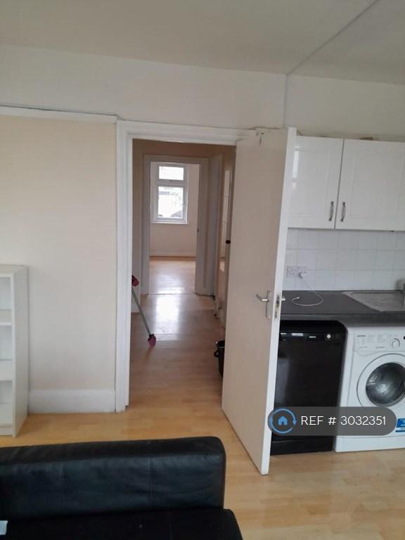 2 bedroom flat in Hillside Avenue, Wembley, HA9 (2 bed) (#3032351)