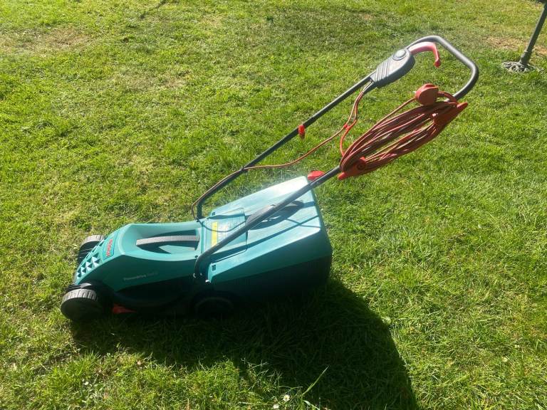BOSCH ROTAK 32R ELECTRIC ROTARY LAWNMOWER.