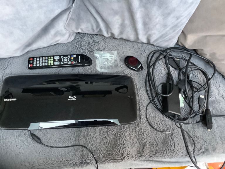 Samsung Blu-ray Player with Remote and Cables – Good Condition