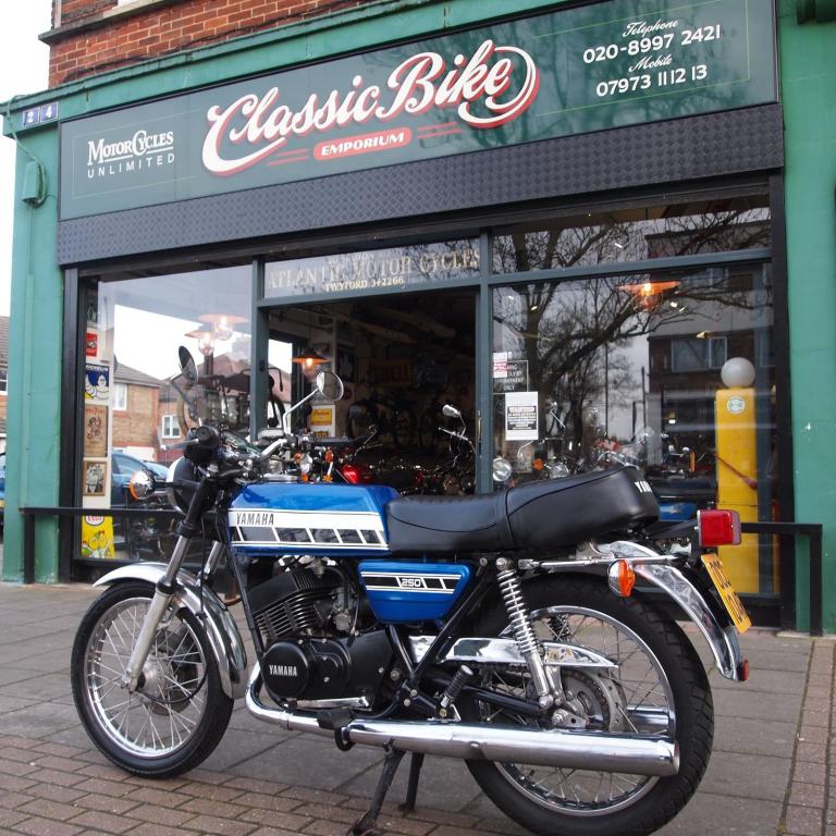 1976 Yamaha RD250 Rare Classic First of the square shape tank, Rear drum brake.