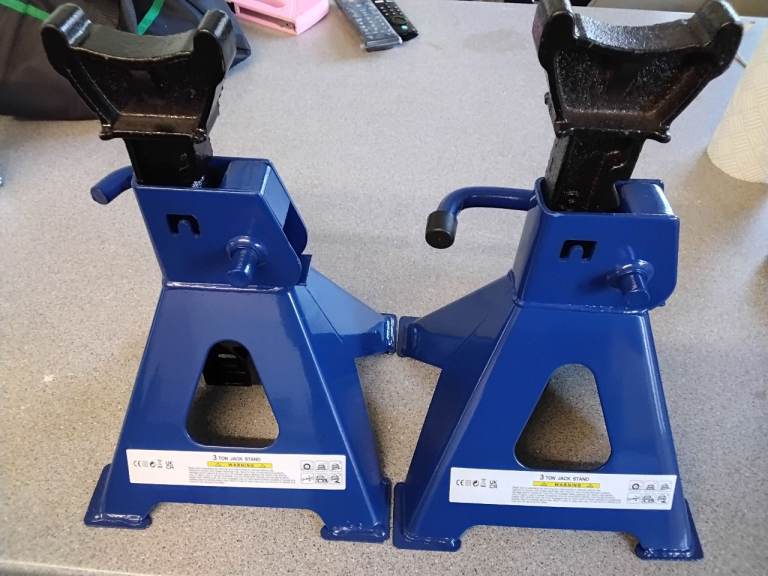 Pair of axle stands 3 ton weight ajustable new 