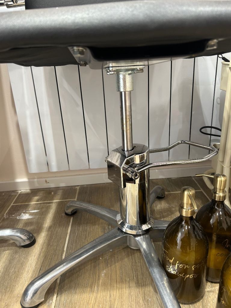 Like new Hairdressing chair