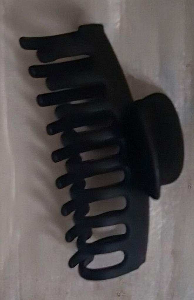 6 Hair clips - new - selection of colours including black