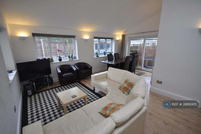 1 bedroom in Lower Guildford Road, Knaphill, Woking, GU21 (#2889305)