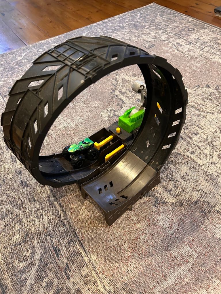  Hot Wheels Monster Trucks Epic Loop Challenge Playset