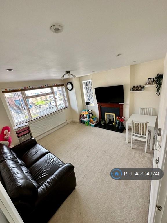 2 bedroom flat in Harlyn Drive, Pinner, HA5 (2 bed) (#3049741)