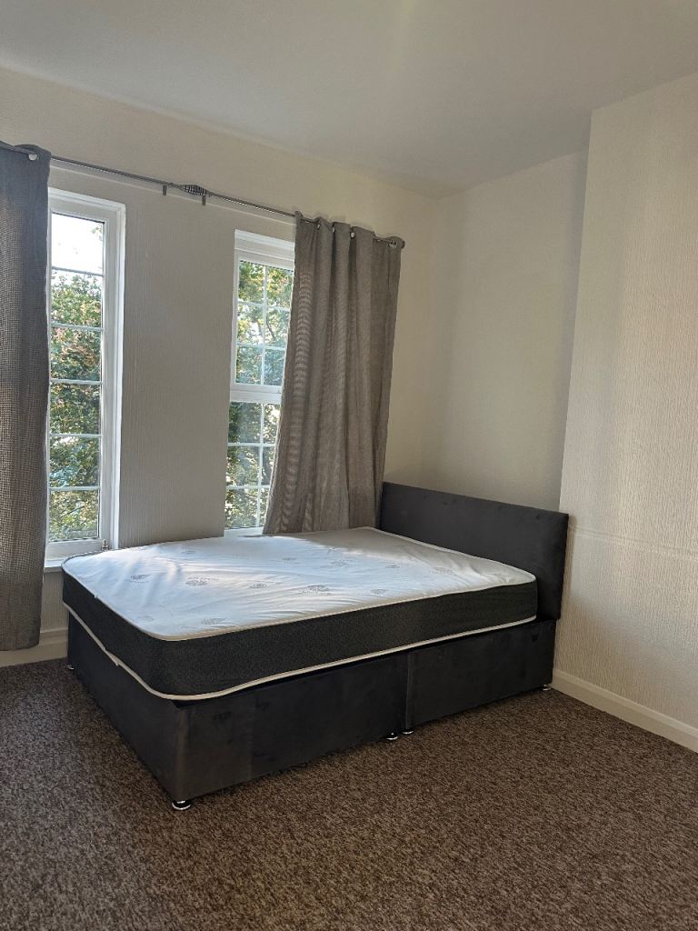 Double room available -Worcester Park Hih Street 