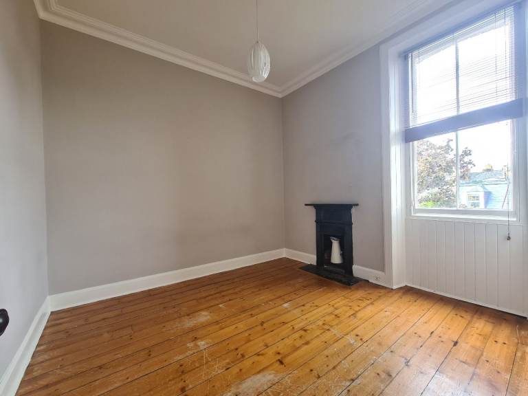 1 bedroom unfurnished flat, Hawthornvale, Trinity 