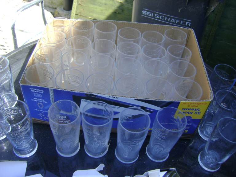 LARGE BOX OF 36 HALF PINT GLASSES, CARLING S GLASSES 3 GUINNESS GLASSES