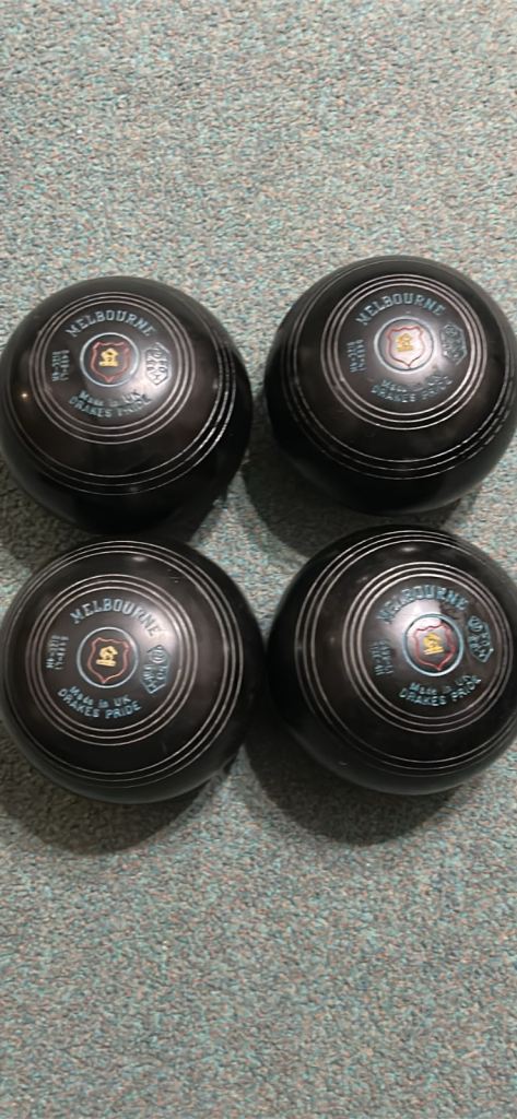 Set of 4 drakes pride Melbourne lawn bowls size 4H