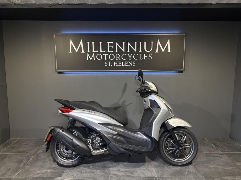 2022 PIAGGIO BEVERLY 300 SCOOTER WITH ONE PREVIOUS OWNER