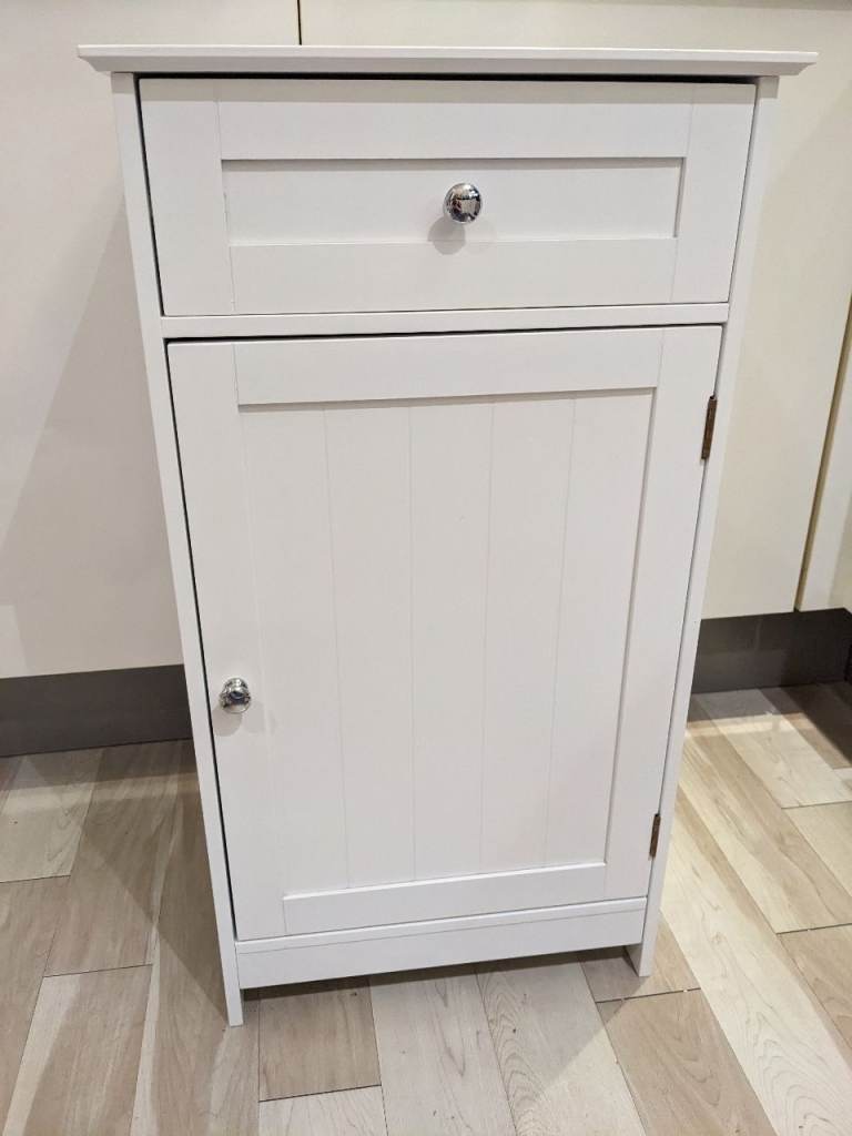 Small white cupboard 