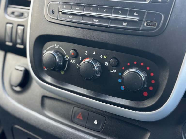 VAUXHALL VIVARO 1.6 CDTi 2700 BiTurbo ecoFLEX Sportive 2015