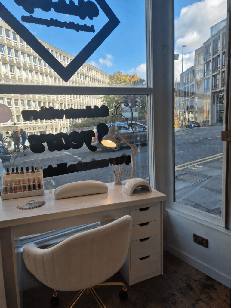Nail station to rent