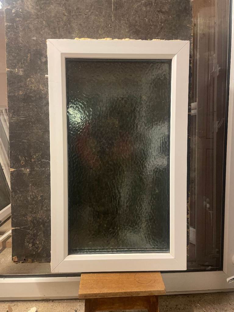 H 95 x W 57 cm - SMALL UPVC DOUBLE GLAZED WINDOW - OBSCURE GLASS - GOOD CONDITION (REF: SJ472)