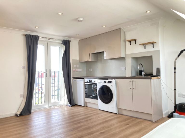 Prime Residential Newly Converted Top Studio Flat Open Plan Doors Balcony Near Tube Bus Shops Park