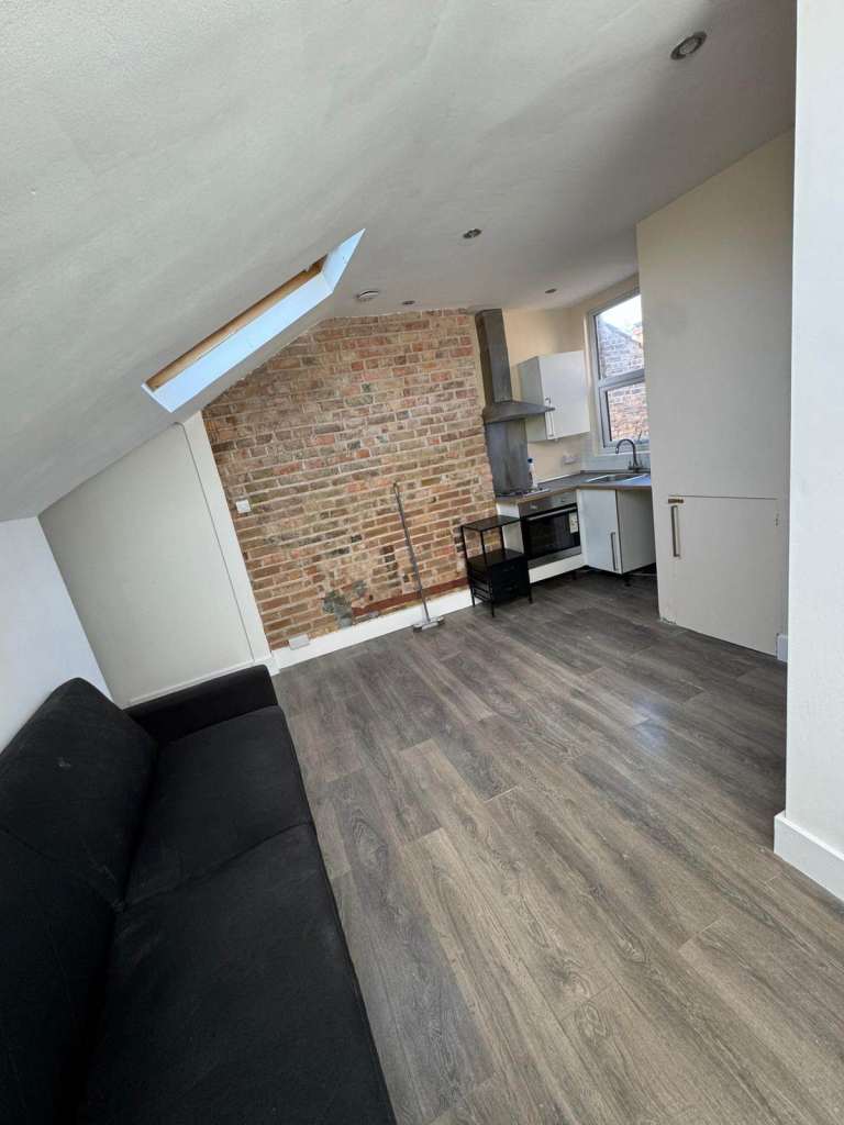 Bright 2 Bedroom Flat – N22