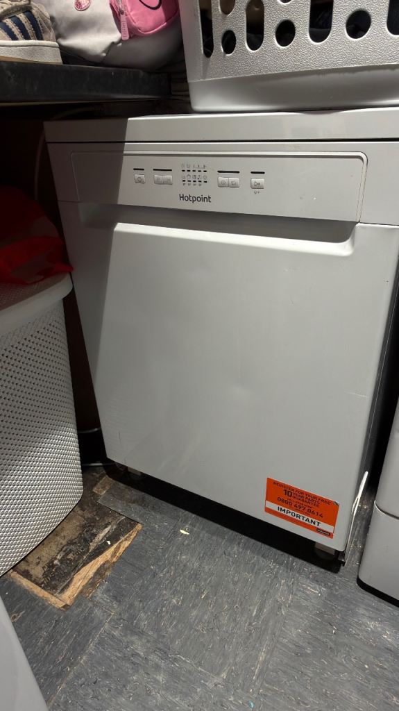 Hotpoint Dishwasher - White, Good Condition