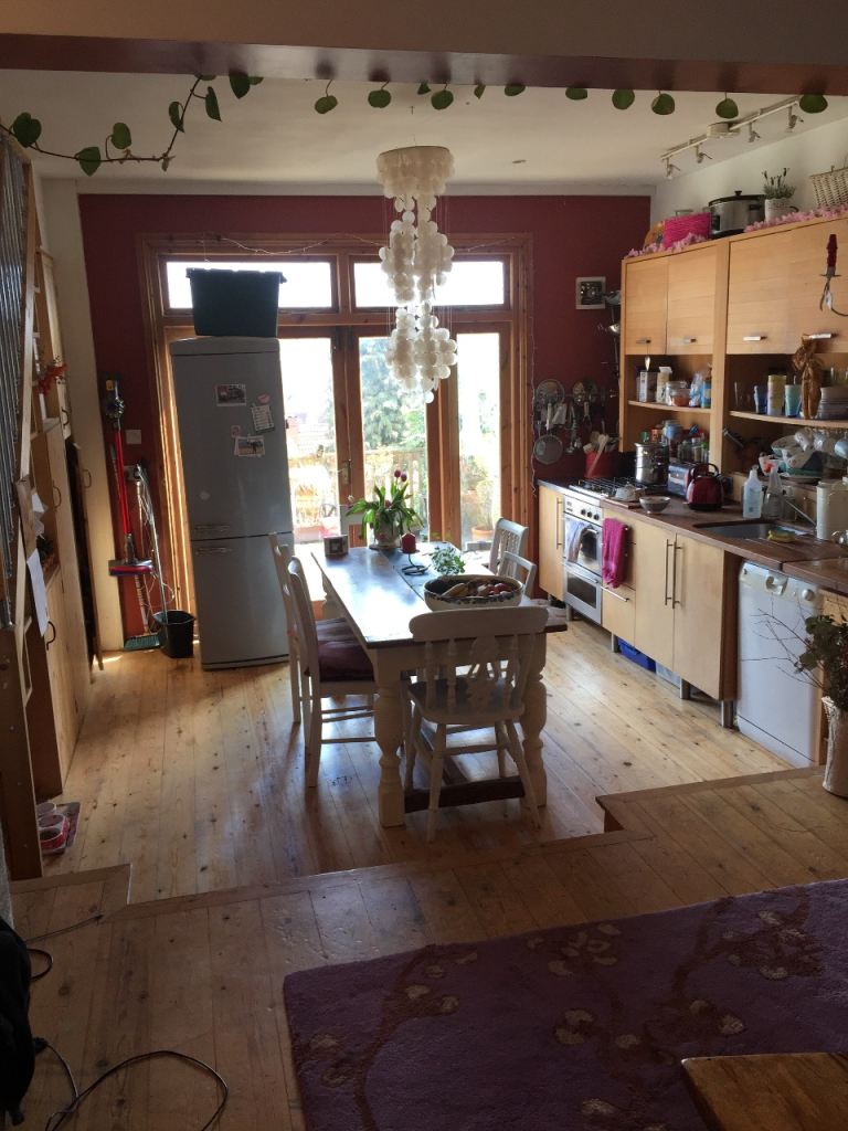 Lovely sunny spacious room with ensuite toilet. Quiet location yet close to city centre & amenities