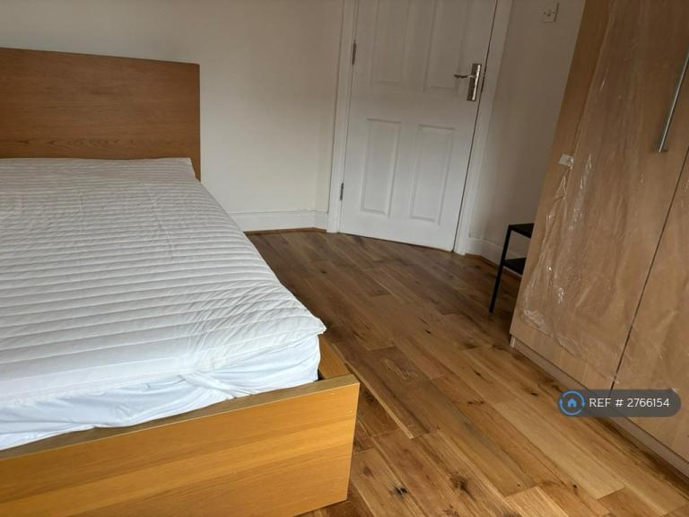 1 bedroom in Tolworth Broadway, Surbiton, KT6 (#2766154)