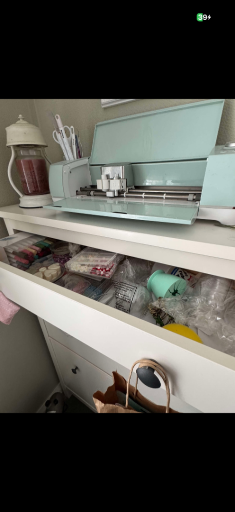 Cricut explore air 2 + Cricut heat press iron + cutting matts + accessories + vinyl 