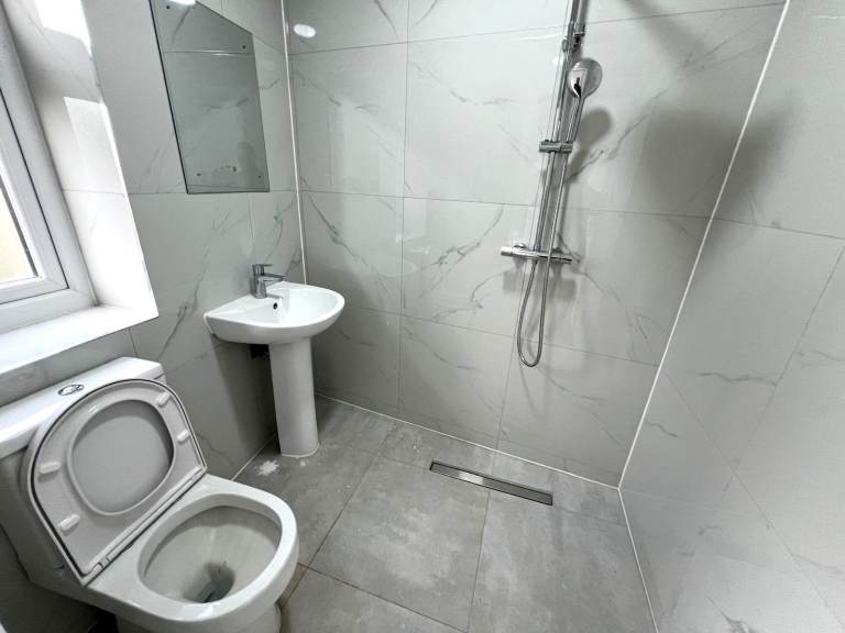 Prime Location Spacious 5/6 Bedrooms Terrace House in Chadwell Heath, Romford Drive way