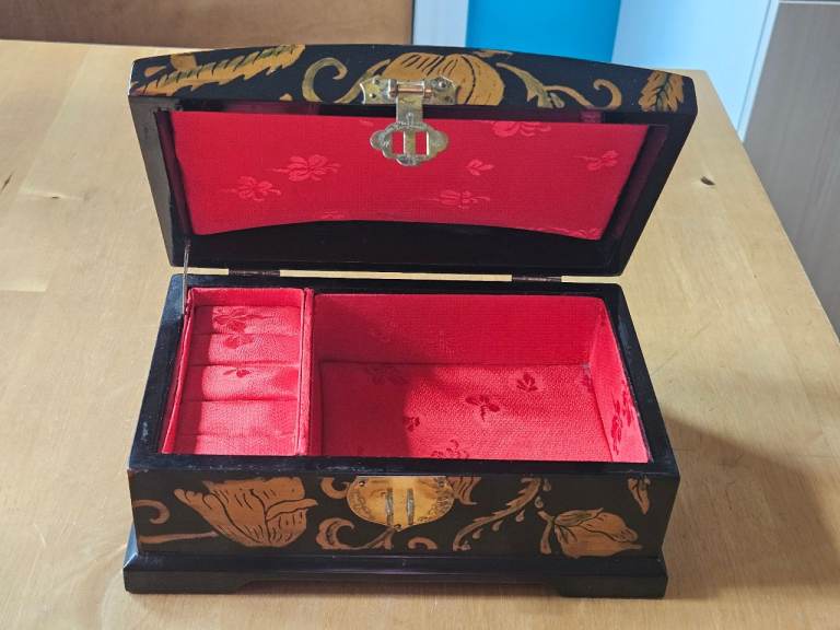 Gorgeous vintage / antique oriental jewellery box £15
