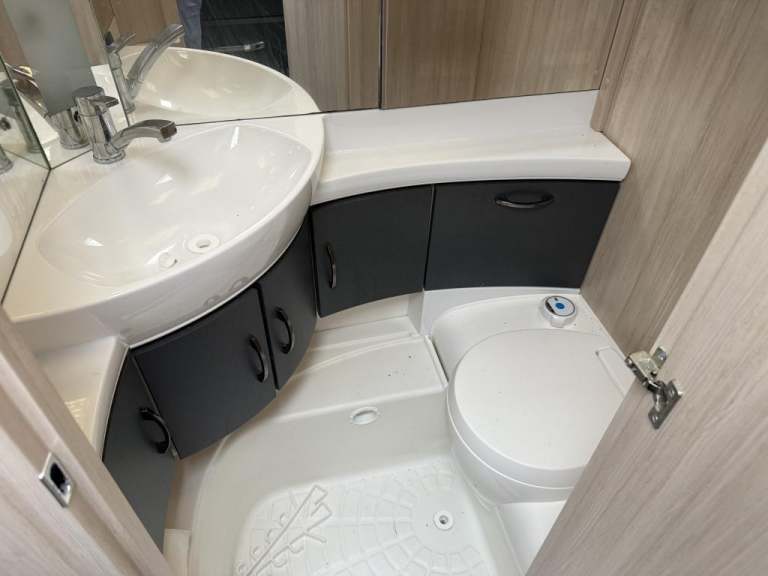 2018 HOBBY De Luxe Edition 495 UL fixed single beds