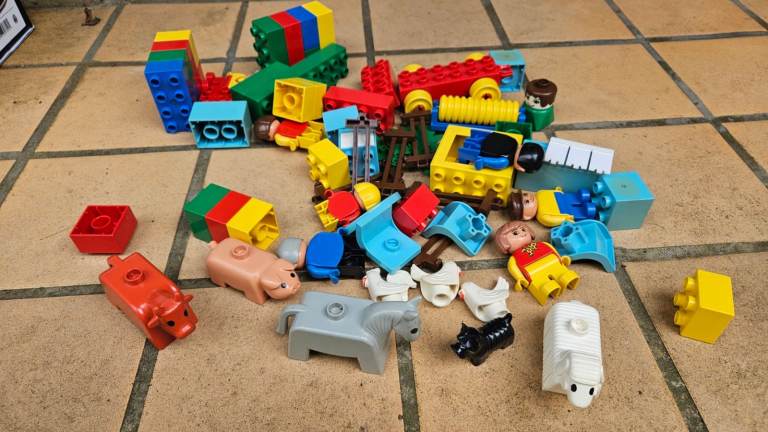 Duplo bricks and figures 