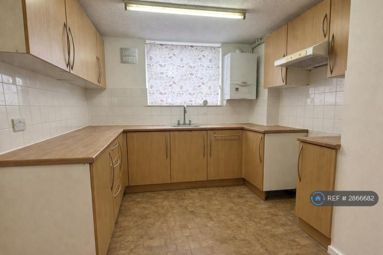 3 bedroom flat in Wheatlands, Hounslow, TW5 (3 bed) (#2866682)