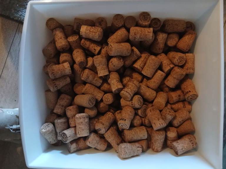 Bundle of wine corks over 100, crafting? 