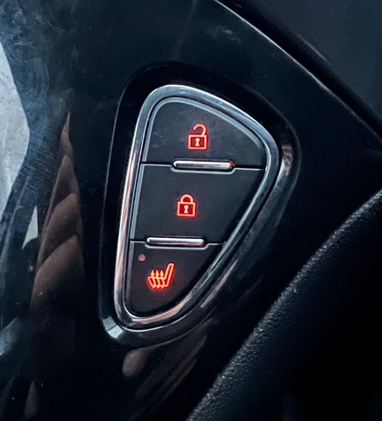 Vauxhall Corsa E 2014-2019 Central Door Lock & Heated seat Switch 39031632