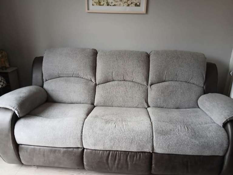 Sofa with manual recliner