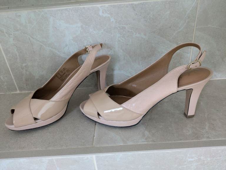 Clarks shoes 5.5 heeled peep toe nude sandals
