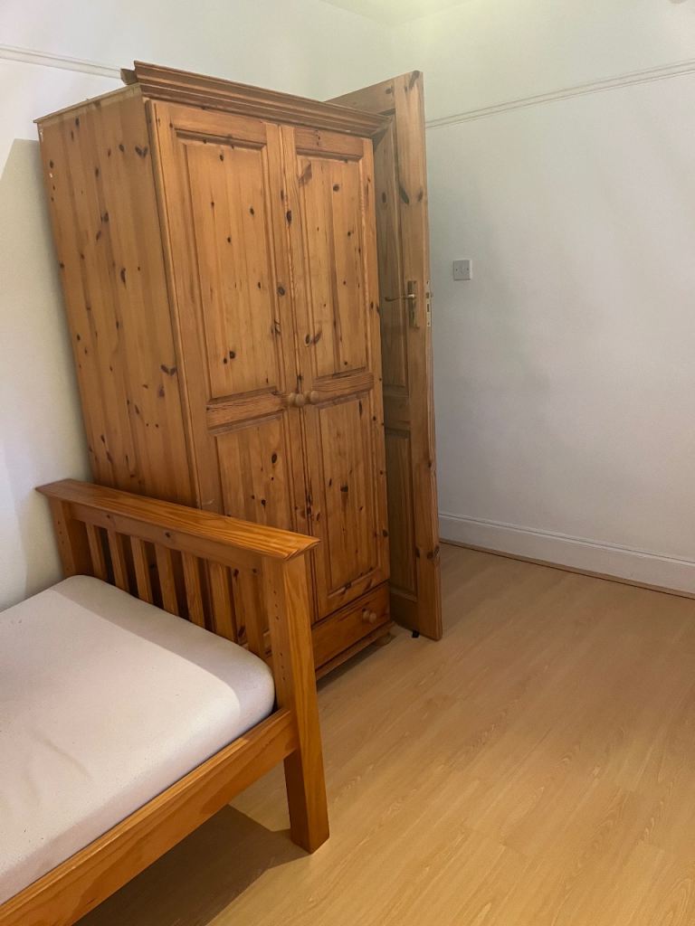 Small double room for rent 