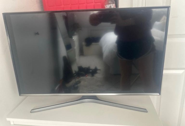 Samsung 32 inch smart TV with power lead cable and remote control