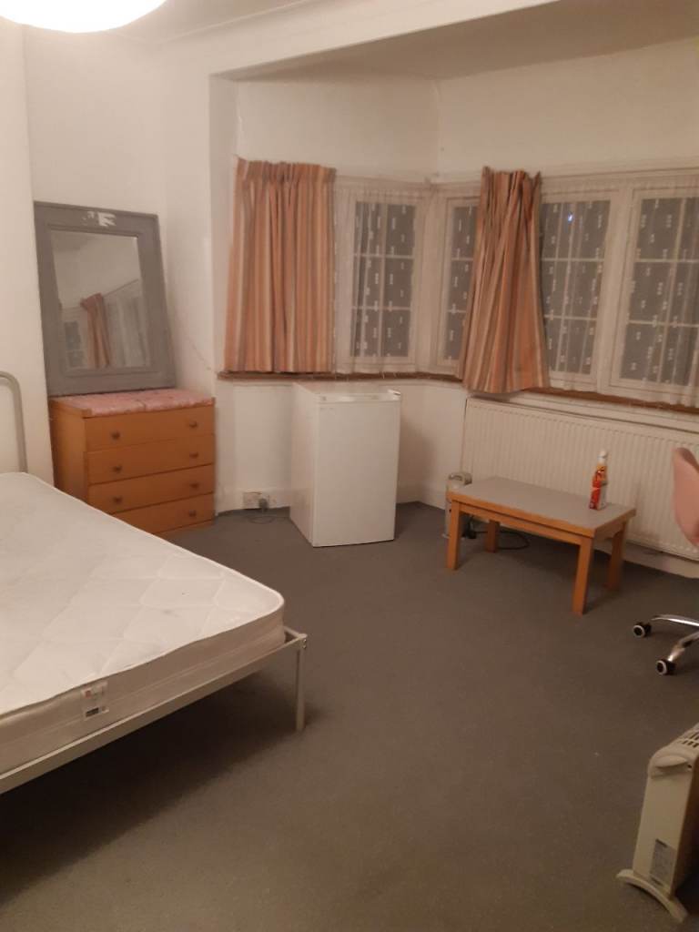 Beautiful Large Double Room To Let