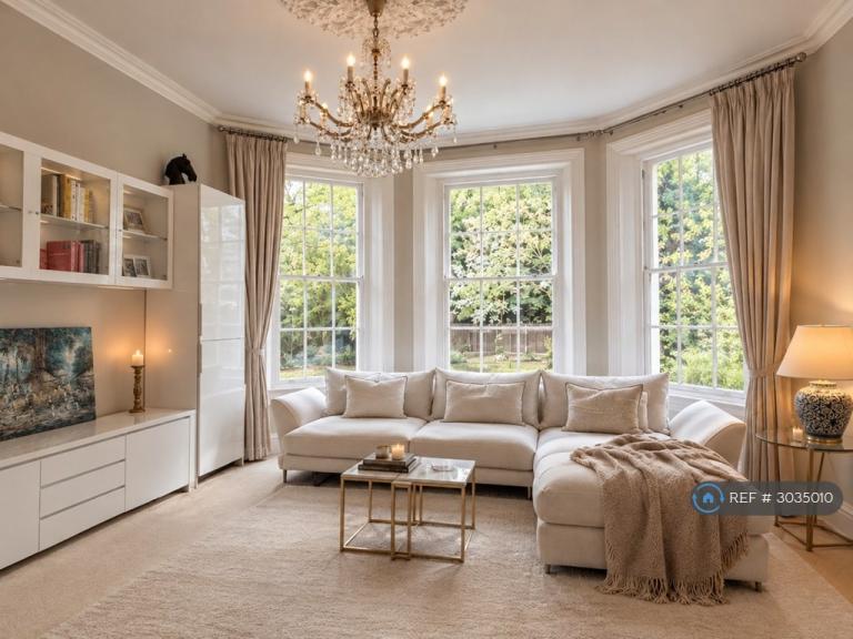 2 bedroom flat in Woodford Road, London, E18 (2 bed) (#3035010)