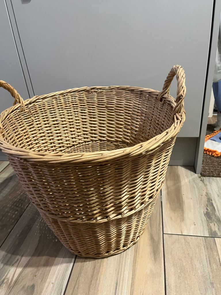 Large wicker basket 