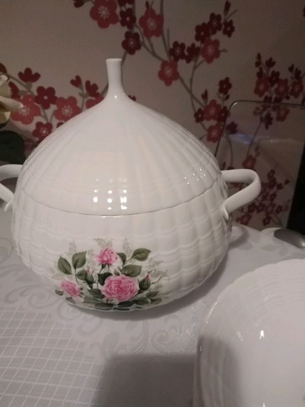 HutschenreutherLucina Rosina Dinner Service 